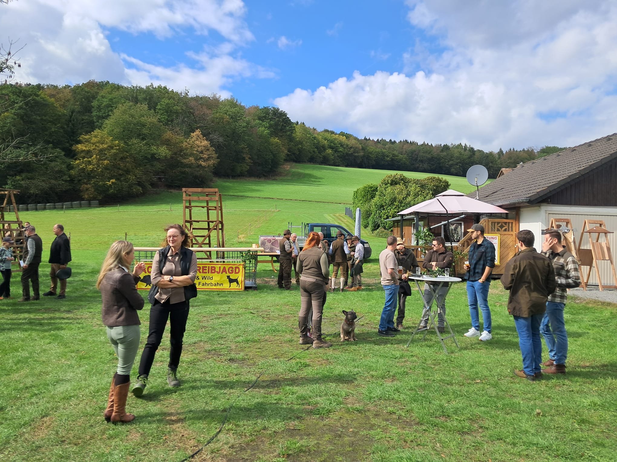 Gäste auf der Festwiese