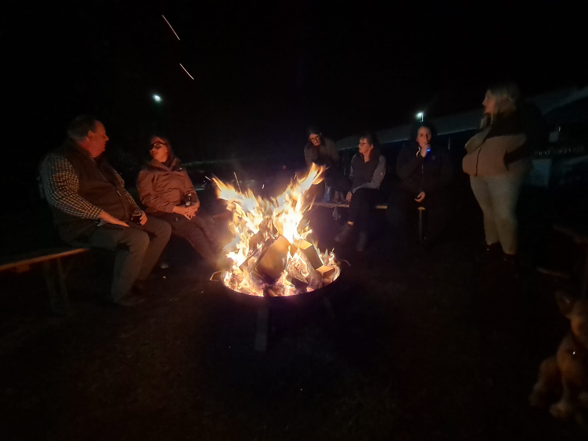 Am Abend sitzen die Gäste an der Feuerschale