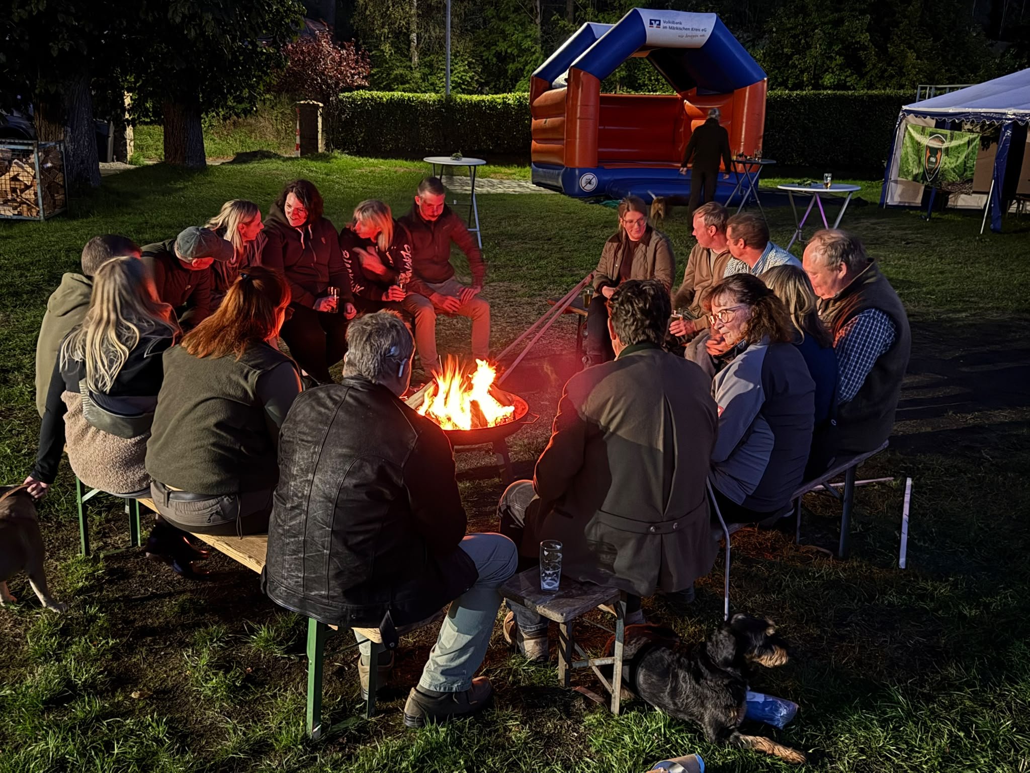 Am Abend sitzt eine große Runde um das Feuer