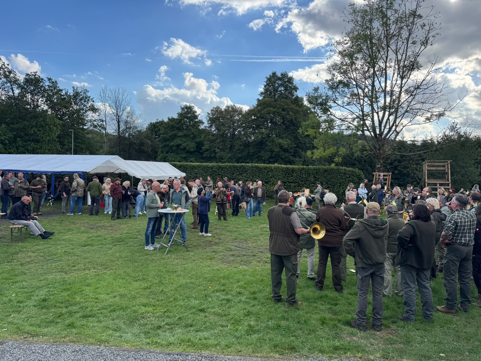 Viele Gäste auf der Festwiese, im Hintergrund die Zelte