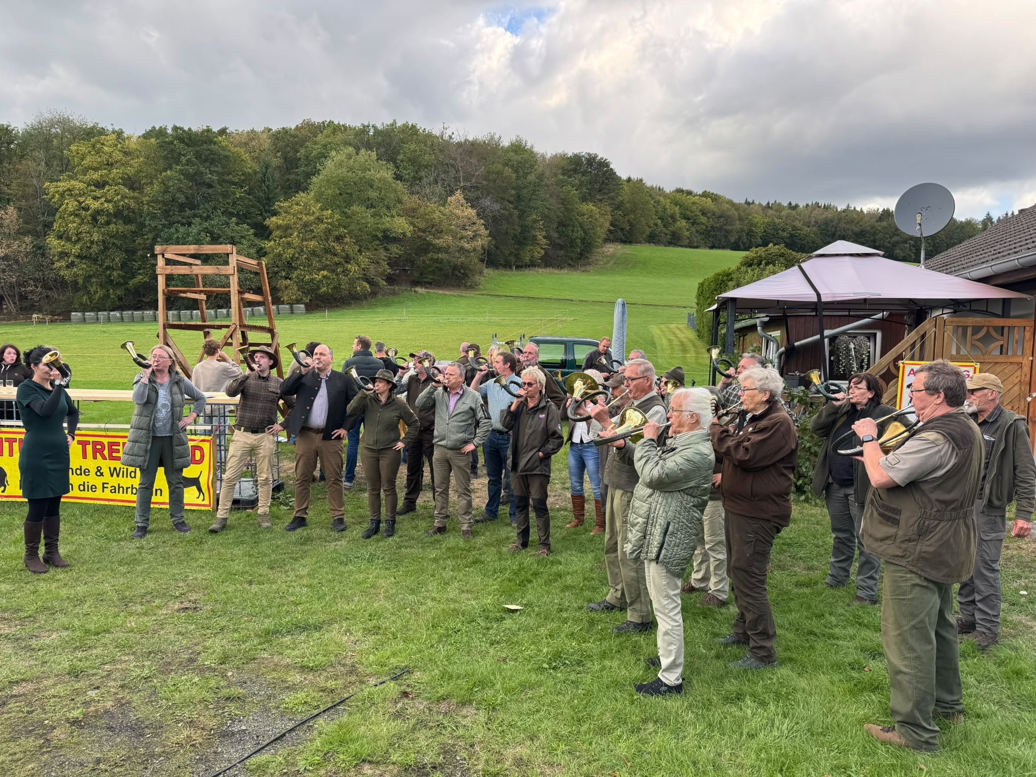 Das Bläsercorps spielt auf der Festwiese