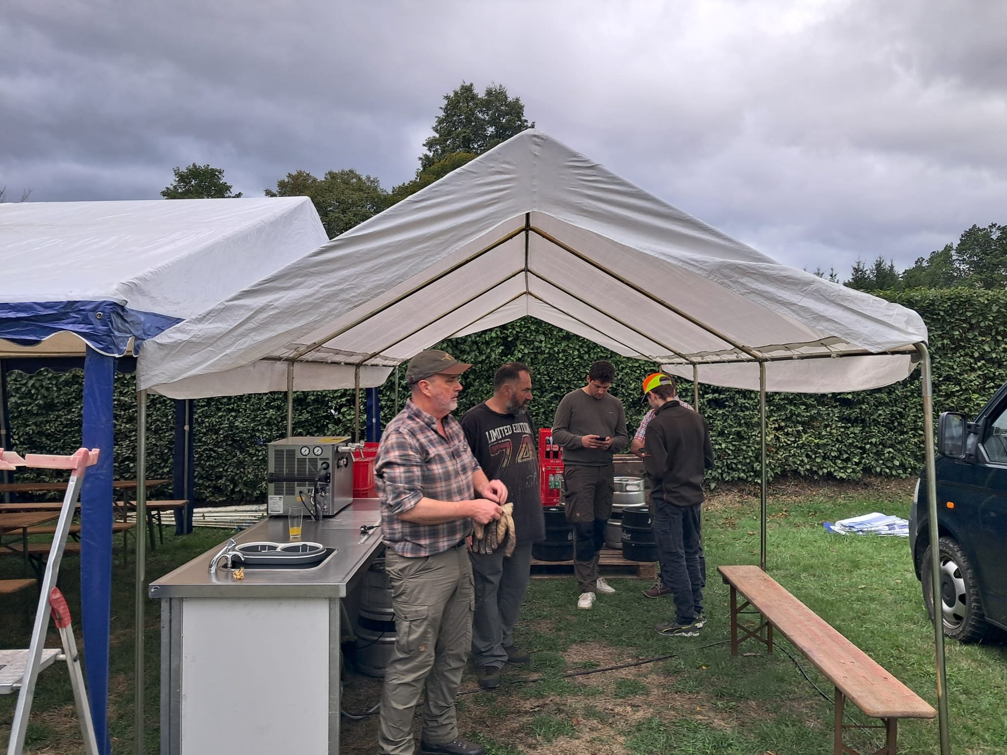 Am Grillstand unter dem Pavillon