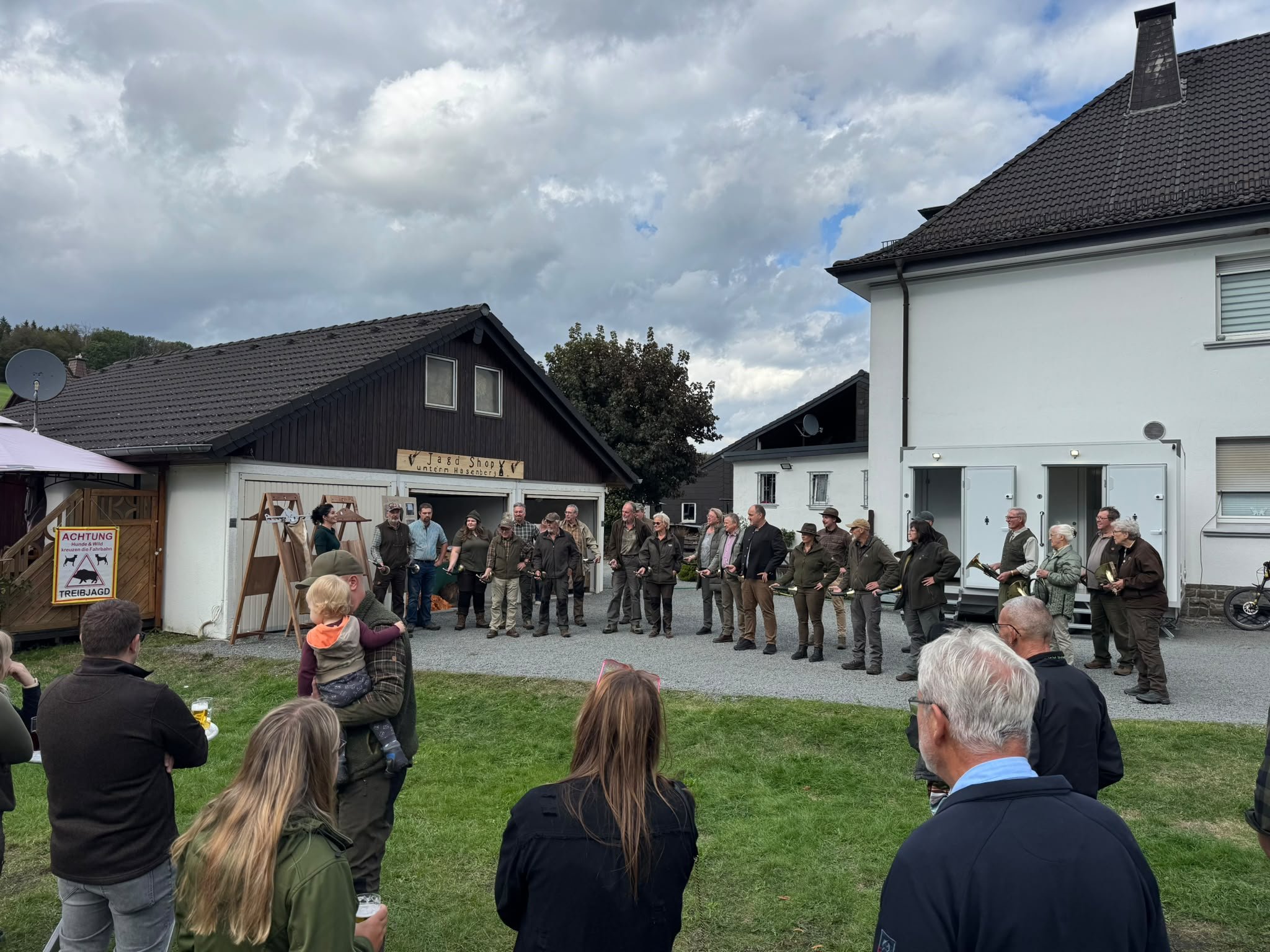 Gäste versammeln sich vor dem Hof