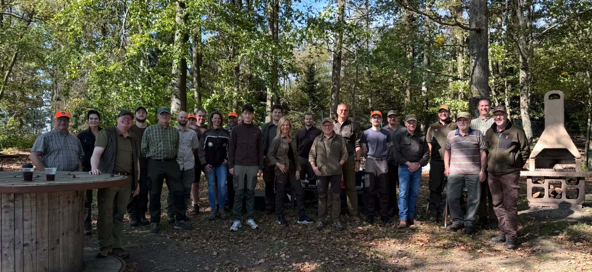 Gruppenfoto der Teilnehmer des Anschuss-Seminars im Wald